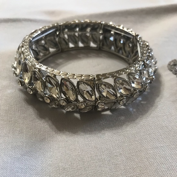 LAST PRICE DROP Like New Silver Crystal Rhinestone SET - Picture 2 of 2